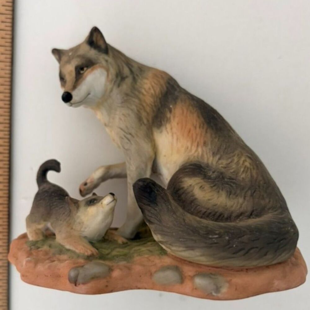 1989 Franklin mint Endangered Mother & Baby gray wolf fig